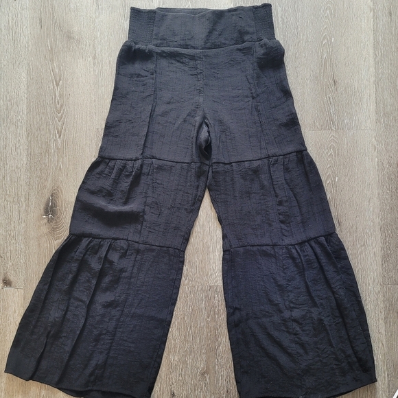 Nanette Lepore Solid Wide Leg Pants Size Medium Black Flowy Cropped Pull on - Picture 2 of 4